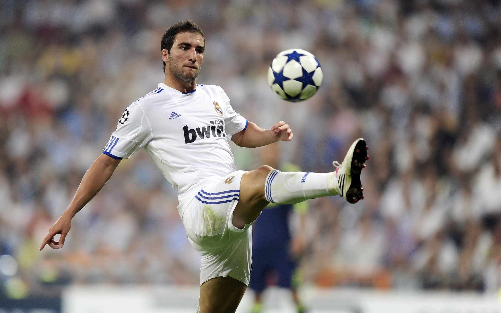 “英超争冠战日趋激烈，榜首球队压力山大”，英超争冠形势